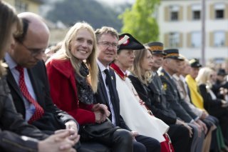 Theres Rösti (veste rouge) et son mari de conseiller fédéral, Albert Rösti (à sa gauche). KEYSTONE/GIAN EHRENZELLER